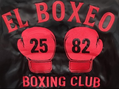 Groot geborduurd logo-embleem als accessoire